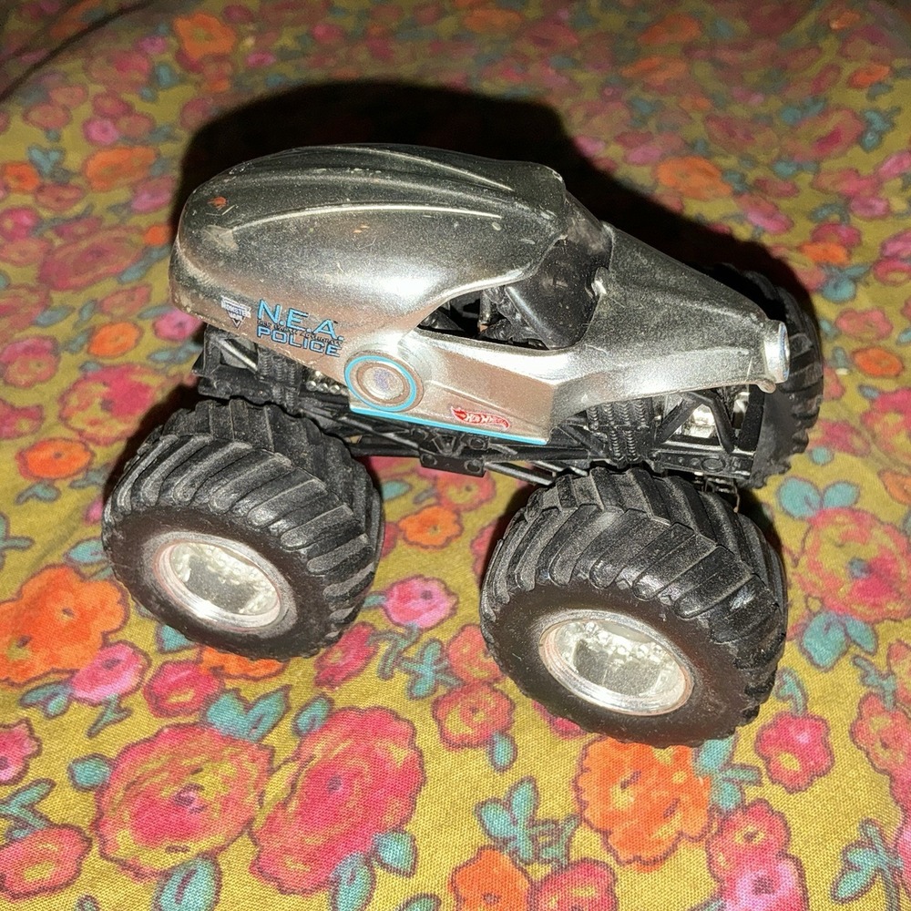 Hot Wheels Monster Jam N.E.A. Police 1:24 Diecast Monster Truck Silver